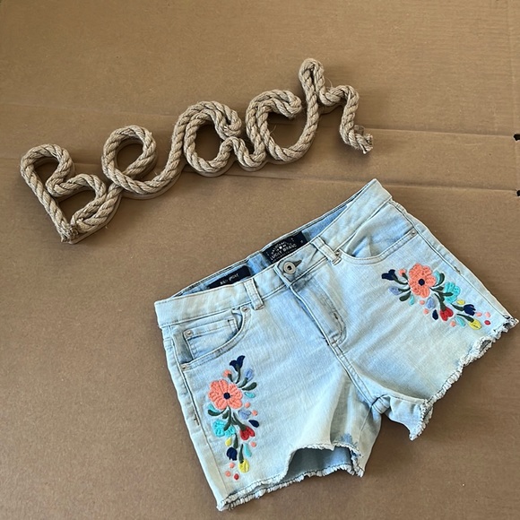 Lucky Brand Other - Lucky Brand Girl Sz 14 embroidered floral shorts